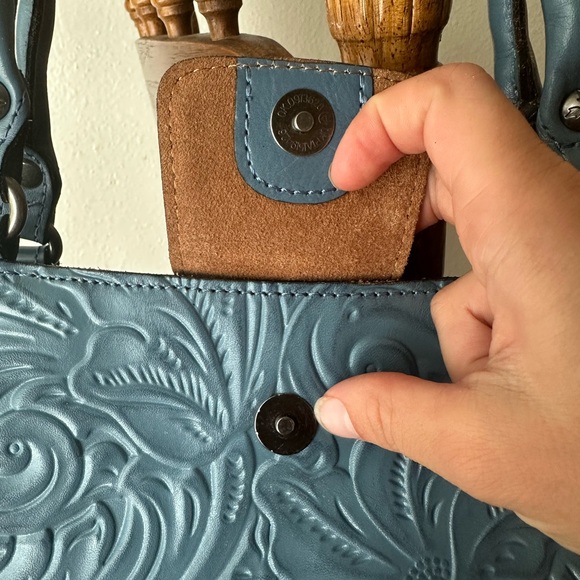 Elegant Blue Embossed Handbag - Picture 6 of 9